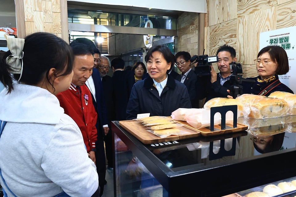 송미령 농림축산식품부 장관이 10월 27일 농어촌 기본소득 시범사업 시행 지역인 보은군을 찾아 현장 간담회를 개최하고 있다.