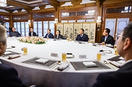 한성숙 국무총리가 10월 28일 서울 종로구 국무총리 서울공관에서 전국상인연합회 오찬간담회를 주재하고 있다.