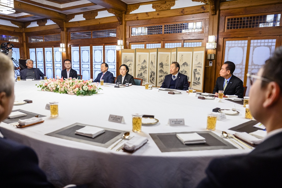 한성숙 국무총리가 10월 28일 서울 종로구 국무총리 서울공관에서 전국상인연합회 오찬간담회를 주재하고 있다.