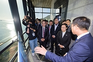 한성숙 국무총리가 10월 28일 전북 김제시 새만금33센터에서 새만금 개발 현황과 향후 계획을 점검하고, 제35차 새만금위원회의를 주재하고 있다.