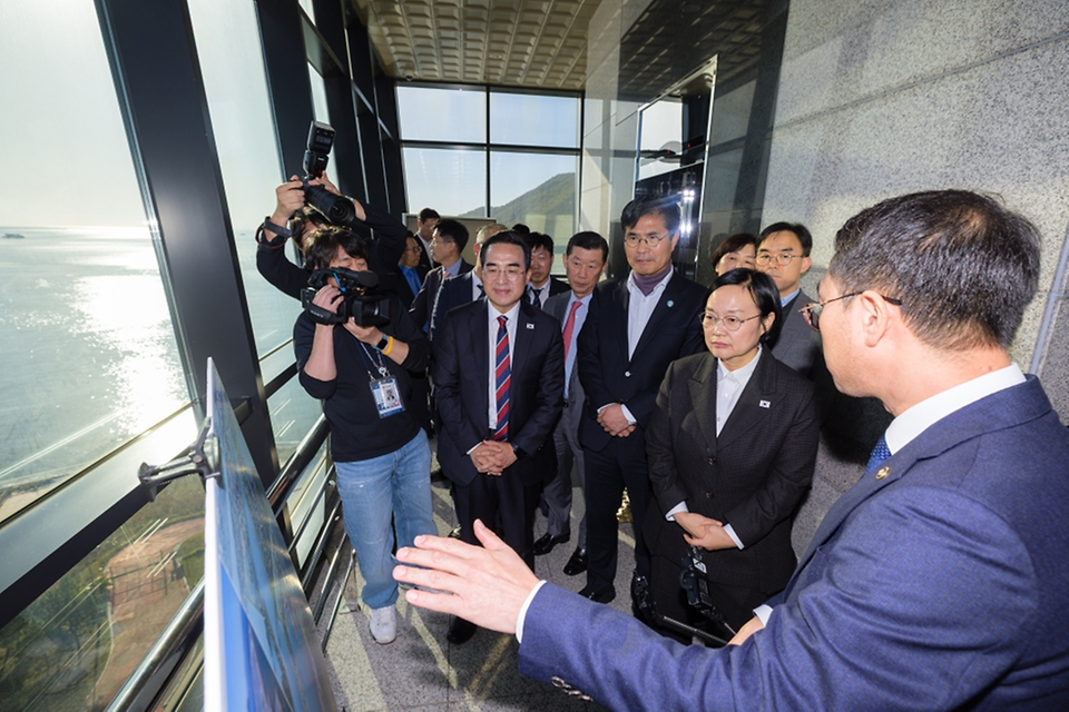 한성숙 국무총리가 10월 28일 전북 김제시 새만금33센터에서 새만금 개발 현황과 향후 계획을 점검하고, 제35차 새만금위원회의를 주재하고 있다.