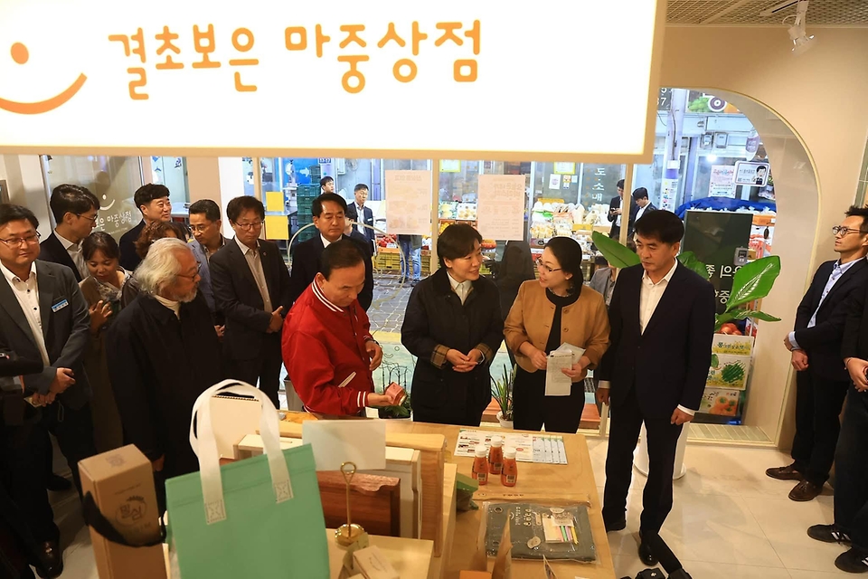 송미령 농림축산식품부 장관이 10월 27일 농어촌 기본소득 시범사업 시행 지역인 보은군을 찾아 현장 간담회를 개최하고 있다.