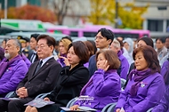 이재명 대통령과 김혜경 여사가 10월 29일 서울 광화문광장에서 열린 이태원참사 4주기 기억식에서 추모영상을 보고 있다.