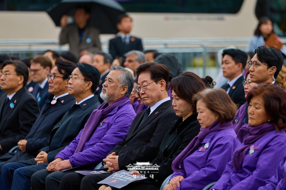 이재명 대통령과 김혜경 여사가 10월 29일 서울 광화문광장에서 열린 이태원참사 4주기 기억식에 참석해 있다.