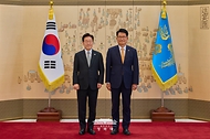 이재명 대통령이 10월 30일 청와대에서 송영길 평화외교특별보좌관에게 위촉장을 수여한 뒤 기념촬영을 하고 있다.