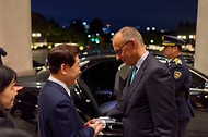 이재명 대통령과 프리드리히 메르츠 독일 총리가 10월 29일 청와대에서 열린 정상회담과 만찬을 마치고 작별인사를 하고 있다.