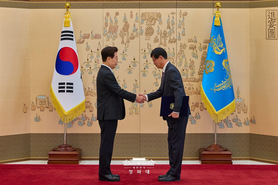 이재명 대통령이 10월 30일 청와대에서 최길수 특별감찰관에게 임명장을 수여하고 있다.