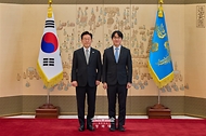 이재명 대통령이 10월 30일 청와대에서 하정우 국가인공지능전략위원회 부위원장에게 위촉장을 수여한 뒤 기념촬영을 하고 있다.