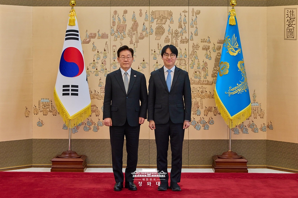 이재명 대통령이 10월 30일 청와대에서 하정우 국가인공지능전략위원회 부위원장에게 위촉장을 수여한 뒤 기념촬영을 하고 있다.