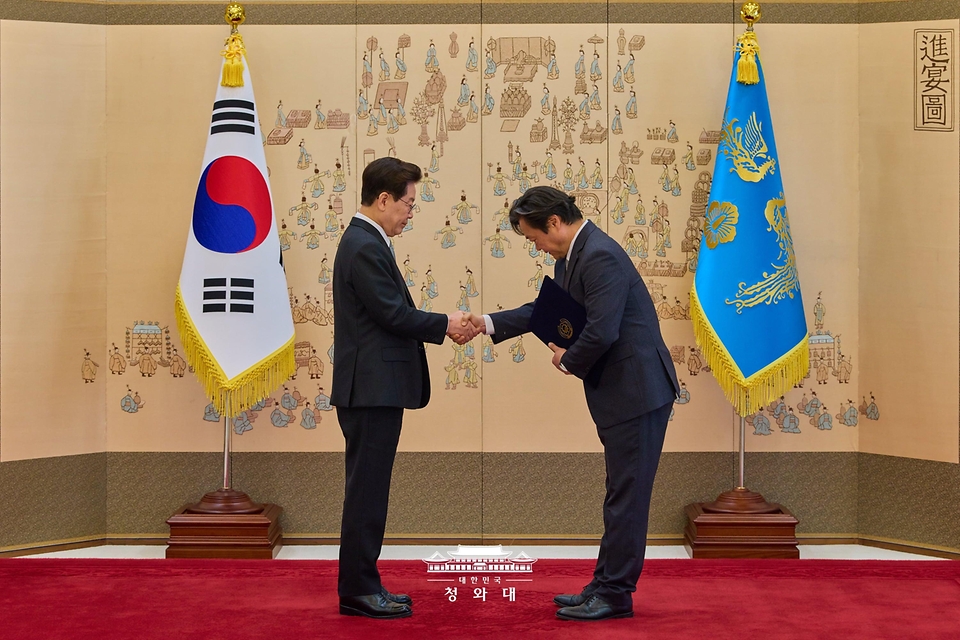 이재명 대통령이 10월 30일 청와대에서 백종우 국민생명안전위원회 부위원장에게 위촉장을 수여하고 있다.