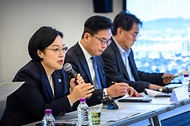 한성숙 국무총리가 10월 30일 서울 은평구 은평구구립도서관에서 불광동 329-32 인근 도심 공공주택 복합지구 추진현황을 점검하고 관련 간담회를 주재하고 있다.