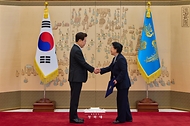 이재명 대통령이 10월 30일 청와대에서 홍미영 지속가능발전 국가위원회 위원장에게 위촉장을 수여하고 있다.