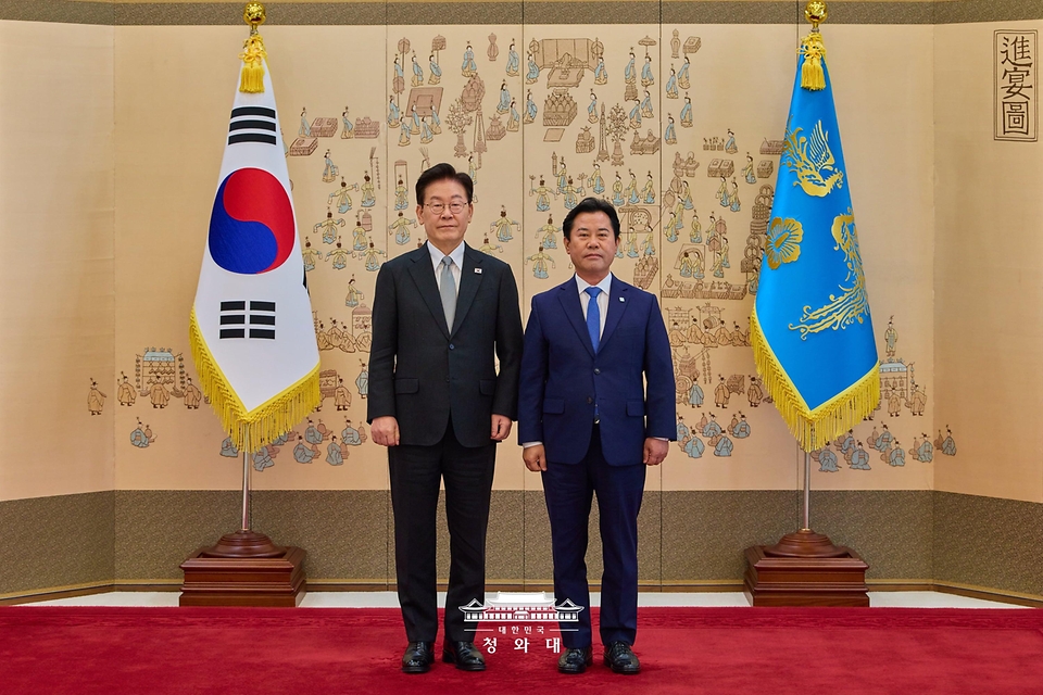 이재명 대통령이 10월 30일 청와대에서 박정현 지방시대위원회 위원장에게 위촉장을 수여한 뒤 기념촬영을 하고 있다.