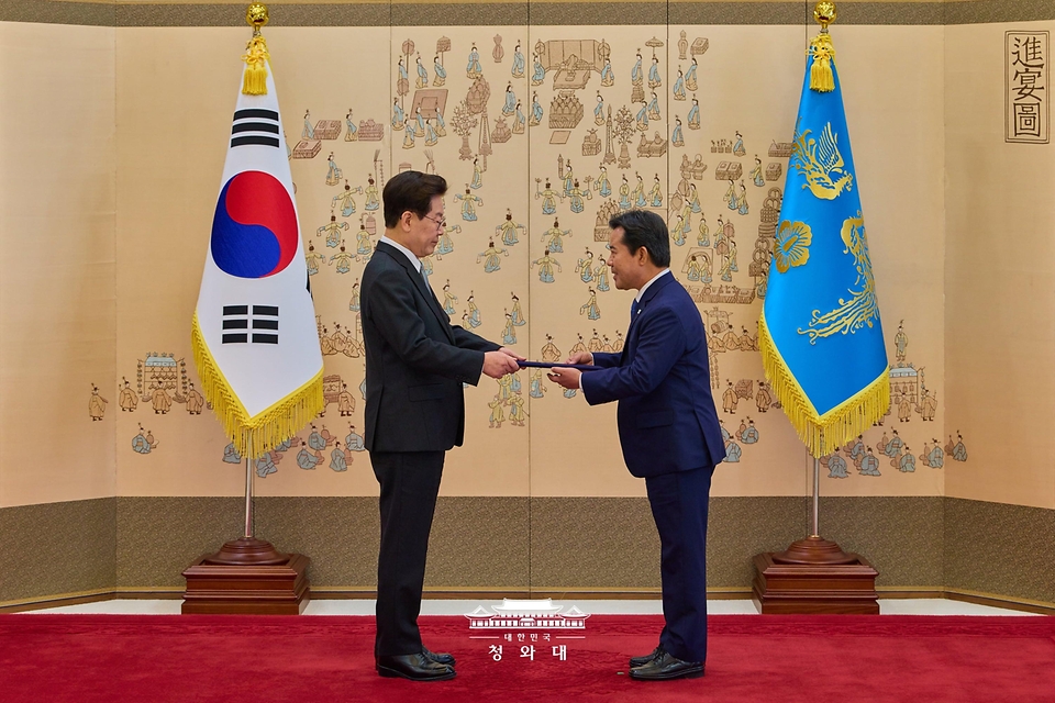 이재명 대통령이 10월 30일 청와대에서 박정현 지방시대위원회 위원장에게 위촉장을 수여하고 있다.