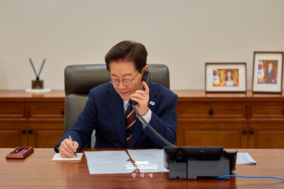 이재명 대통령이 10월 29일 사우디 측의 요청으로 모하메드 빈 살만 빈 압둘아지즈 알사우드 사우디아라비아 왕국 왕세자 겸 총리와 통화하고 있다.