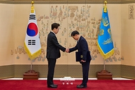 이재명 대통령이 10월 30일 청와대에서 계승균 국가지식재산위원장에게 위촉장을 수여하고 있다.