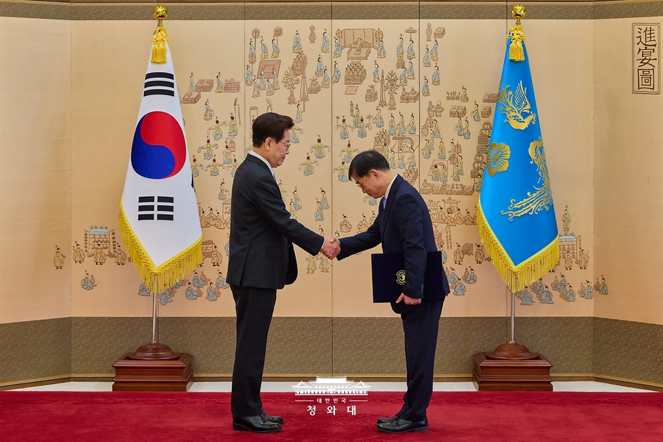 이재명 대통령이 10월 30일 청와대에서 계승균 국가지식재산위원장에게 위촉장을 수여하고 있다.