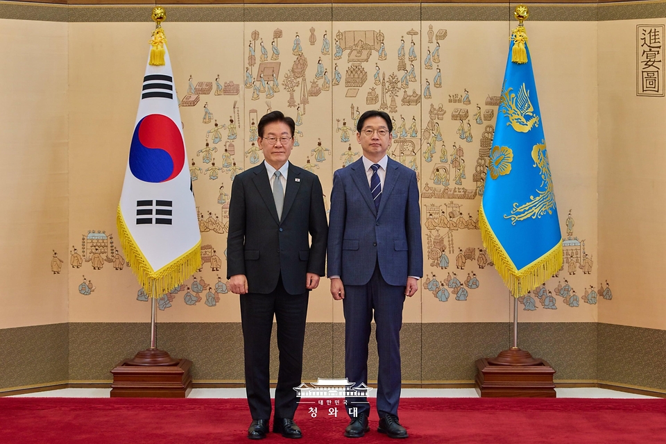 이재명 대통령이 10월 30일 청와대에서 김경수 정무특별보좌관에게 위촉장을 수여한 뒤 기념촬영을 하고 있다.