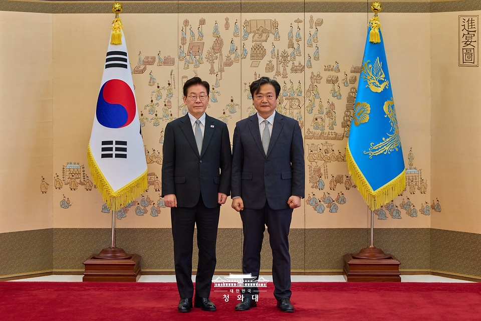 이재명 대통령이 10월 30일 청와대에서 백종우 국민생명안전위원회 부위원장에게 위촉장을 수여한 뒤 기념촬영을 하고 있다.