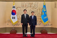 이재명 대통령이 10월 30일 청와대에서 계승균 국가지식재산위원장에게 위촉장을 수여한 뒤 기념촬영을 하고 있다.
