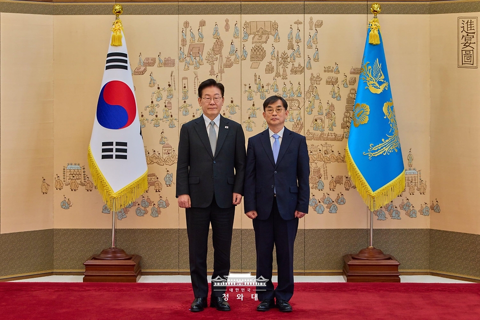 이재명 대통령이 10월 30일 청와대에서 계승균 국가지식재산위원장에게 위촉장을 수여한 뒤 기념촬영을 하고 있다.
