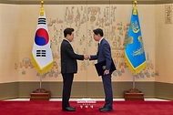 이재명 대통령이 10월 30일 청와대에서 김경수 정무특별보좌관에게 위촉장을 수여하고 있다.