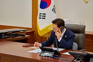 이재명 대통령이 10월 29일 사우디 측의 요청으로 모하메드 빈 살만 빈 압둘아지즈 알사우드 사우디아라비아 왕국 왕세자 겸 총리와 통화하고 있다.