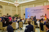 이재명 대통령이 10월 29일 청와대에서 열린 프리드리히 메르츠 독일 총리 초청 만찬에서 만찬사를 하고 있다.