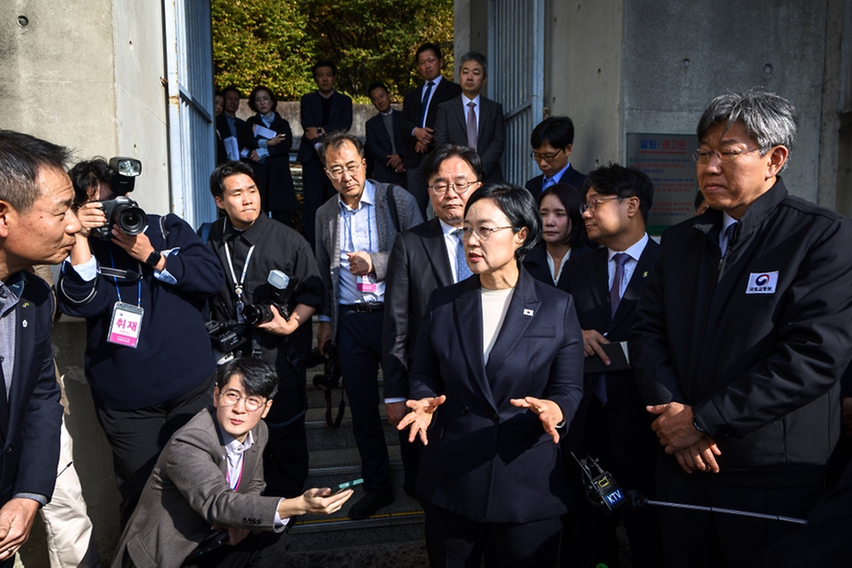 한성숙 국무총리가 10월 30일 서울 은평구 은평구구립도서관에서 불광동 329-32 인근 도심 공공주택 복합지구 추진현황을 점검하고 관련 간담회를 주재하고 있다.