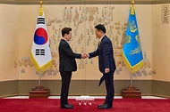 이재명 대통령이 10월 30일 청와대에서 송영길 평화외교특별보좌관에게 위촉장을 수여하고 있다.