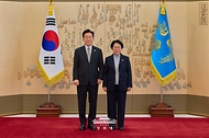 이재명 대통령이 10월 30일 청와대에서 홍미영 지속가능발전 국가위원회 위원장에게 위촉장을 수여한 뒤 기념촬영을 하고 있다.