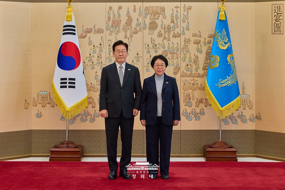 이재명 대통령이 10월 30일 청와대에서 홍미영 지속가능발전 국가위원회 위원장에게 위촉장을 수여한 뒤 기념촬영을 하고 있다.