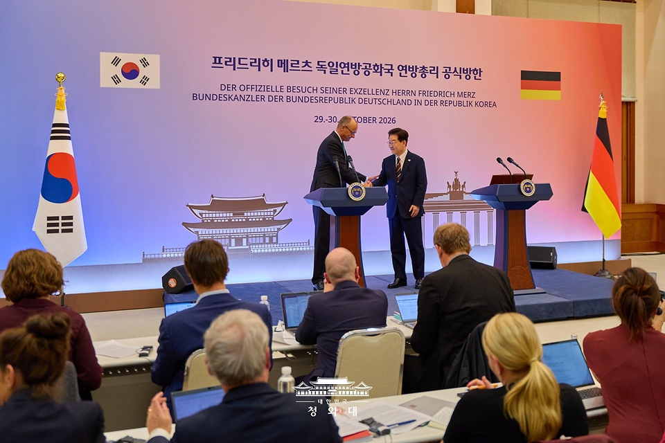 이재명 대통령과 프리드리히 메르츠 독일 총리가 10월 29일 청와대에서 공동언론발표를 마친 후 악수하고 있다.