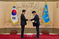 이재명 대통령이 10월 30일 청와대에서 김기영 국가도서관위원회 위원장에게 위촉장을 수여하고 있다.