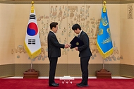 이재명 대통령이 10월 30일 청와대에서 하정우 국가인공지능전략위원회 부위원장에게 위촉장을 수여하고 있다.