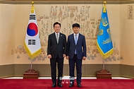 이재명 대통령이 10월 30일 청와대에서 김기영 국가도서관위원회 위원장에게 위촉장을 수여한 뒤 기념촬영을 하고 있다.
