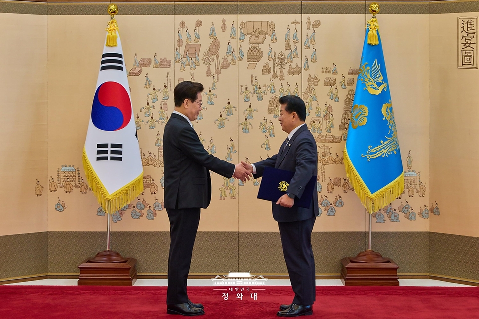 이재명 대통령이 10월 30일 청와대에서 김병주 국방정책특별보좌관에게 위촉장을 수여하고 있다.