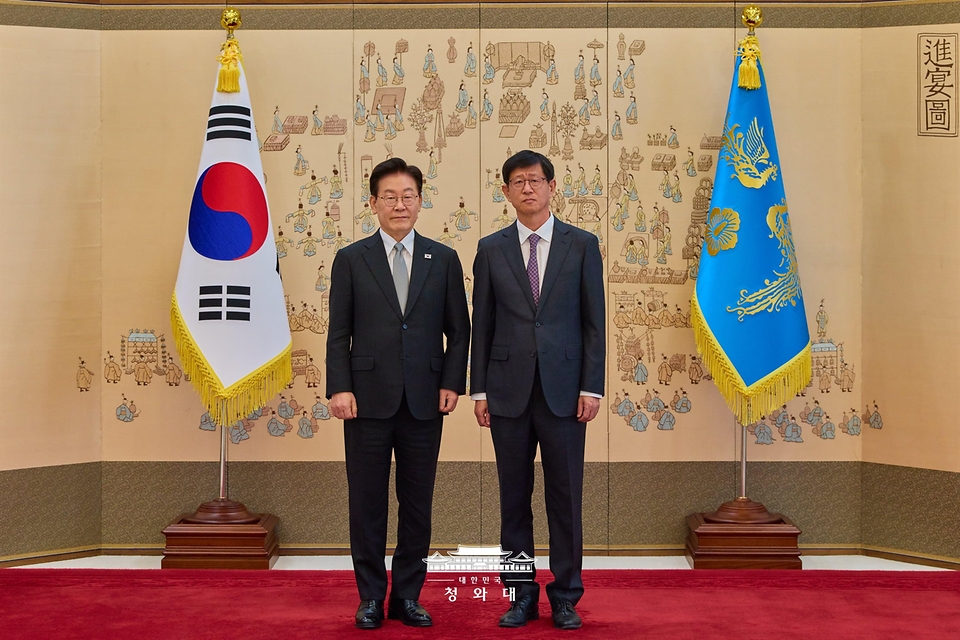 이재명 대통령이 10월 30일 청와대에서 최길수 특별감찰관에게 임명장을 수여한 뒤 기념촬영을 하고 있다.