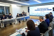 한성숙 국무총리가 10월 30일 서울 은평구 은평구구립도서관에서 불광동 329-32 인근 도심 공공주택 복합지구 추진현황을 점검하고 관련 간담회를 주재하고 있다.