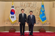 이재명 대통령이 10월 30일 청와대에서 김병주 국방정책특별보좌관에게 위촉장을 수여한 뒤 기념촬영을 하고 있다.