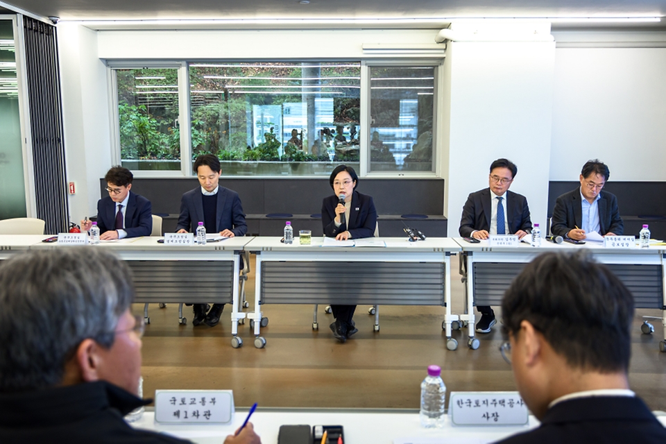 한성숙 국무총리가 10월 30일 서울 은평구 은평구구립도서관에서 불광동 329-32 인근 도심 공공주택 복합지구 추진현황을 점검하고 관련 간담회를 주재하고 있다.