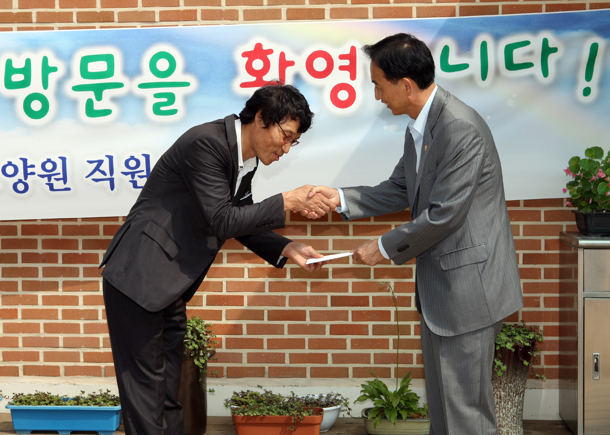 사회복지시설(대전정신요양원) 방문 위로 - 사진 | 멀티미디어 | 대한민국 정책브리핑 사회복지시설(대전정신요양원) 방문 위로