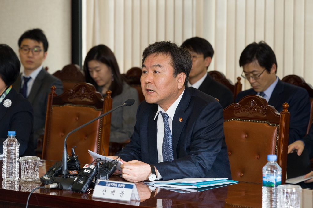 신제윤 금융위원회 위원장은 6개 주요 금융지주회사 회장 및 업권별 협회장, 정책금융기관장 등과 간담회를 갖고 경제혁신 3개년 계획 실천방안 및 금융규제 개혁방안 등에 대해 논의했다.
