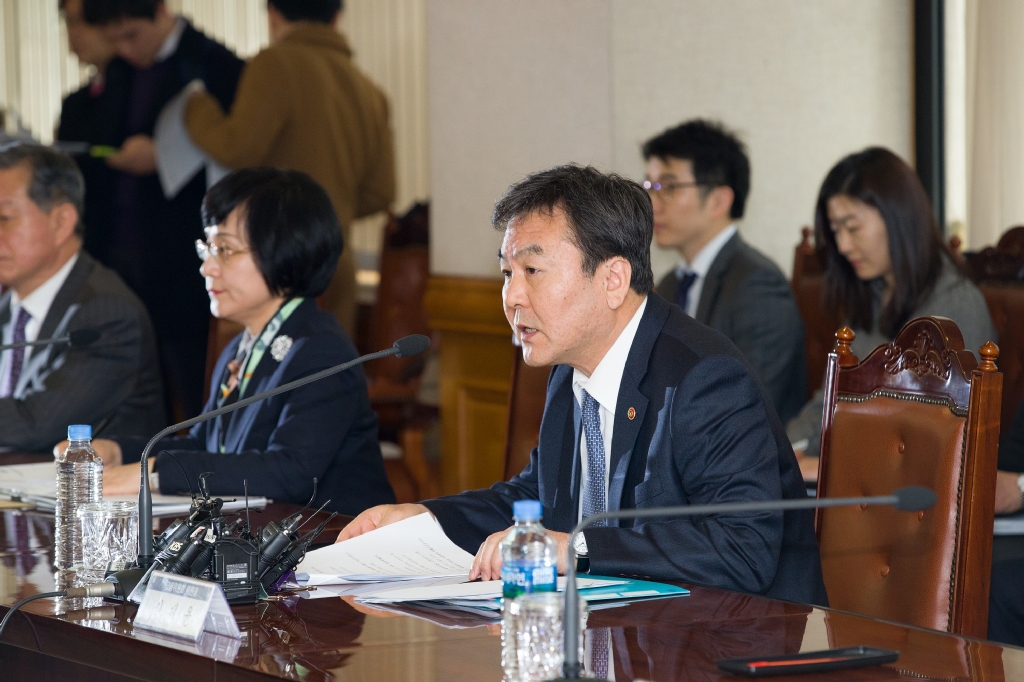 신제윤 금융위원회 위원장은 6개 주요 금융지주회사 회장 및 업권별 협회장, 정책금융기관장 등과 간담회를 갖고 경제혁신 3개년 계획 실천방안 및 금융규제 개혁방안 등에 대해 논의했다.
