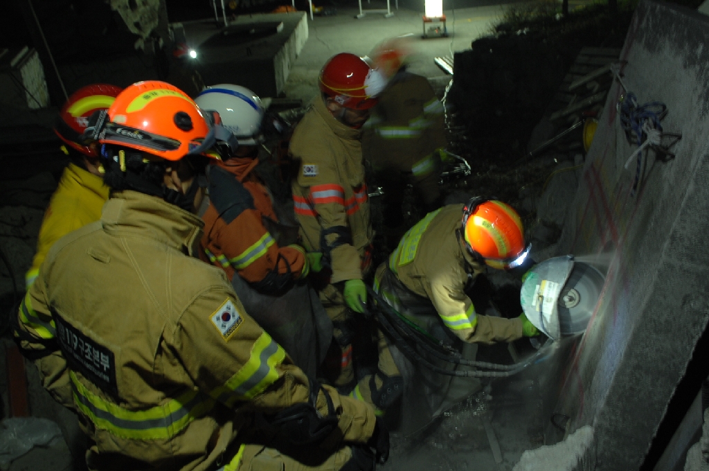 4월 1일(화)경기도 남양주시에 위치한 소방방재청 중앙119구조본부(본부장 김일수)가 국가직 및 유관기관을 대상으로 중앙119구조본부 종합훈련장에서 재난현장에서의 구조역량 강화를 위한 36시간 연속 인명구조 훈련을 실시하고 있다.