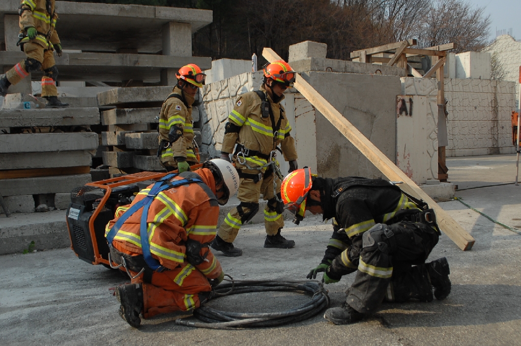 4월 1일(화)경기도 남양주시에 위치한 소방방재청 중앙119구조본부(본부장 김일수)가 국가직 및 유관기관을 대상으로 중앙119구조본부 종합훈련장에서 재난현장에서의 구조역량 강화를 위한 36시간 연속 인명구조 훈련을 실시하고 있다.