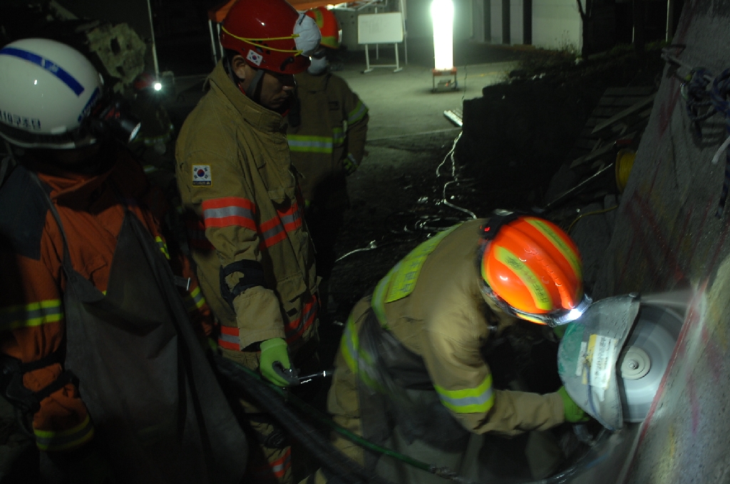 4월 1일(화)경기도 남양주시에 위치한 소방방재청 중앙119구조본부(본부장 김일수)가 국가직 및 유관기관을 대상으로 중앙119구조본부 종합훈련장에서 재난현장에서의 구조역량 강화를 위한 36시간 연속 인명구조 훈련을 실시하고 있다.