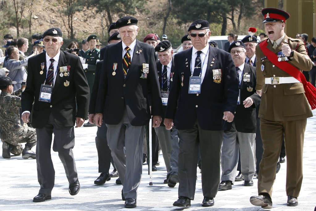 국가보훈처 초청으로 한국을 방문한 6·25전쟁 영국군 참전용사들이 23일 오전 경기도 파주시 설마리전투 추모공원 준공식에서 입장을 하고 있다. 