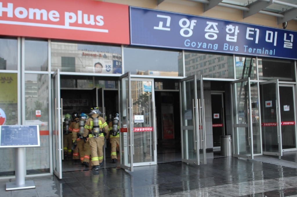 경기도 남양주에 위치한 소방방재청 중앙119구조본부(본부장 김일수)는 2014년 5월 26일(월) 오전 경기도 고양종합터미널 지하1층 공사현장에서 화재발생 신고를 접수받고 신속히 현장에 긴급출동하여 인명구조 및 화재진압을 실시하였다.