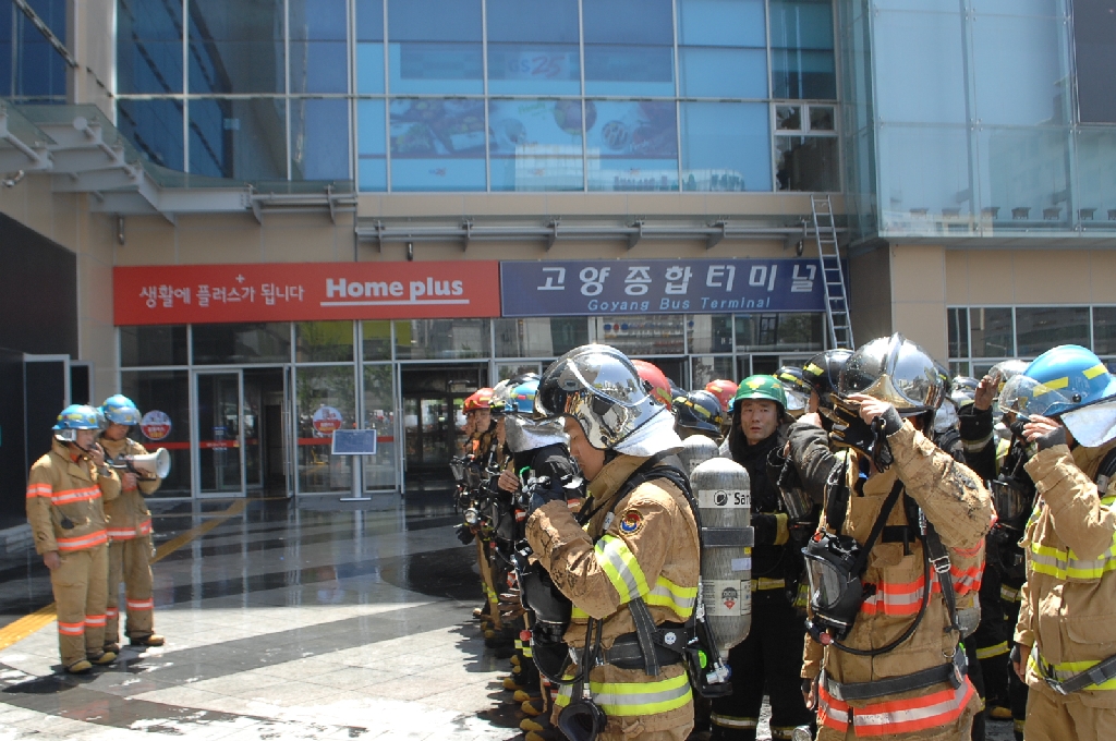 경기도 남양주에 위치한 소방방재청 중앙119구조본부(본부장 김일수)는 2014년 5월 26일(월) 오전 경기도 고양종합터미널 지하1층 공사현장에서 화재발생 신고를 접수받고 신속히 현장에 긴급출동하여 인명구조 및 화재진압을 실시하였다.